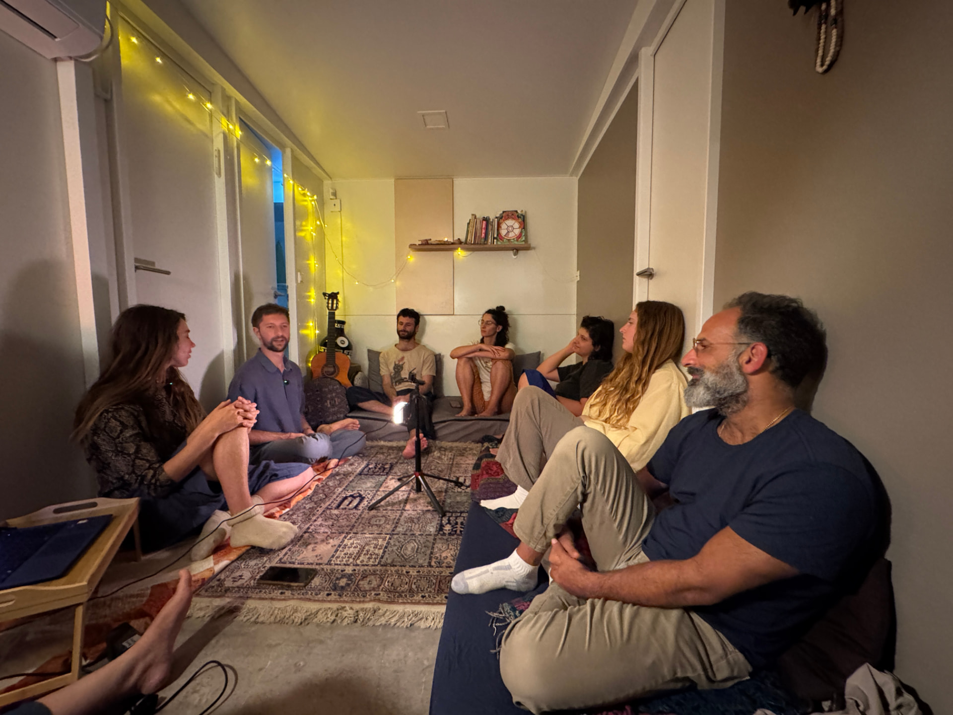 מעגל שיחה אינטימי בערב עם אורות חמים